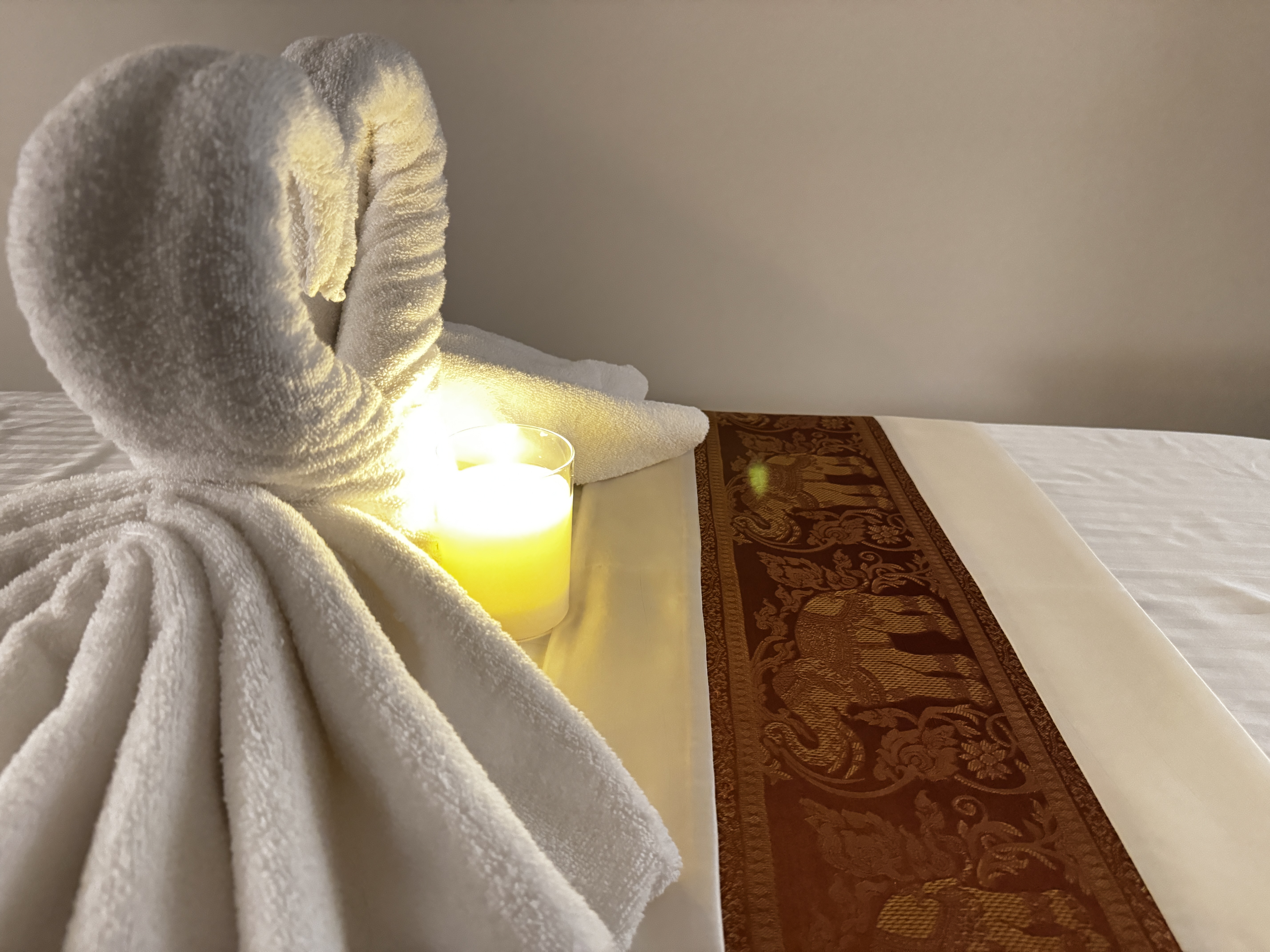 Professional single massage room with premium comfort features